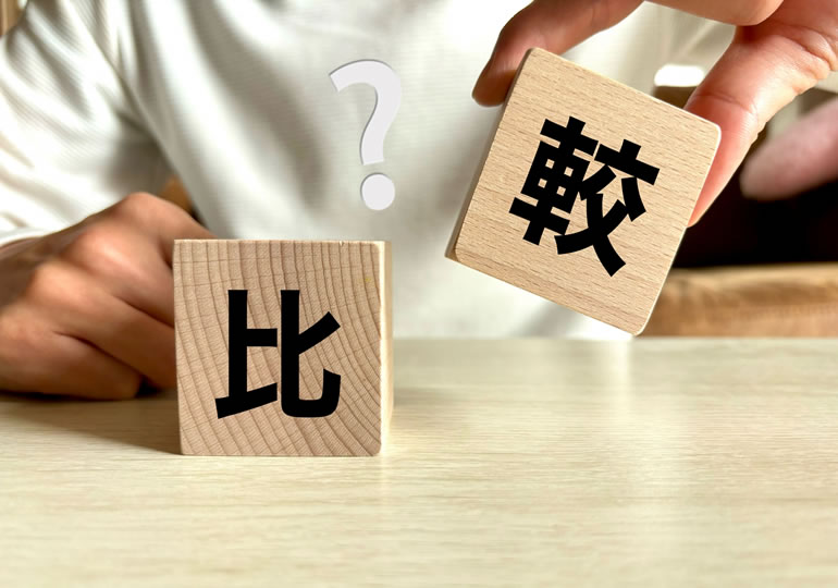 貸切散骨と合同散骨の違いを説明する男性