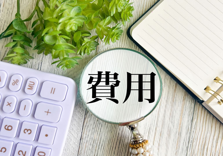墓じまい費用の説明をする女性
