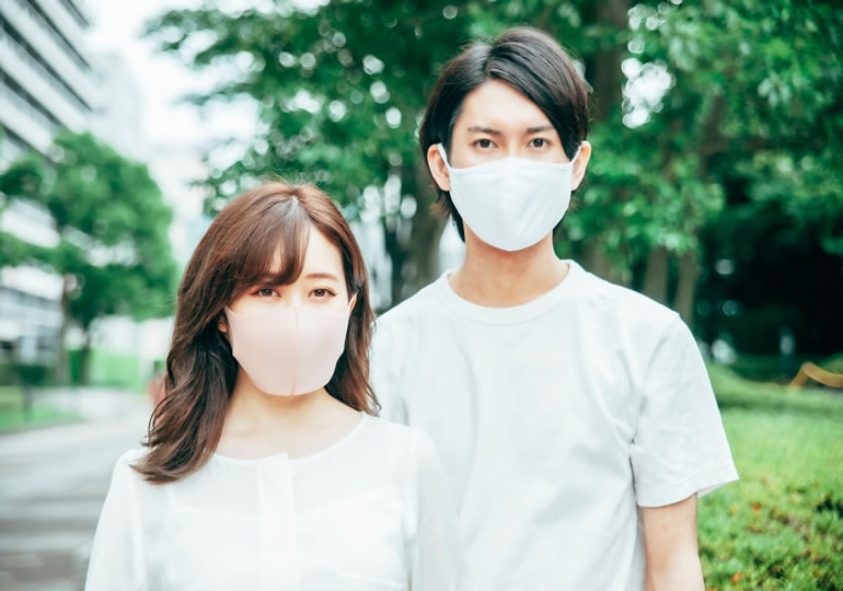 風邪をひいて散骨の船に乗船できなかった船長と散骨業者のスタッフ