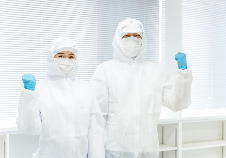 汚れた遺骨を超音波洗浄する散骨業者のスタッフ