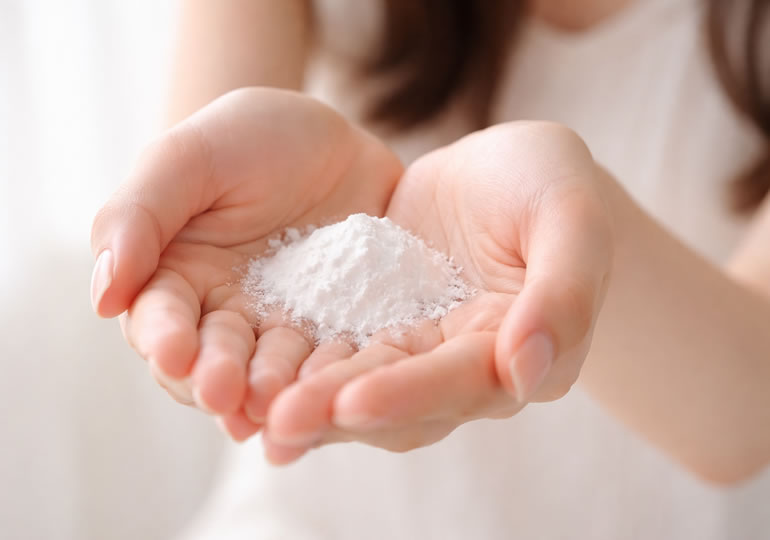 女性の手のひらに包まれている小さなご遺骨