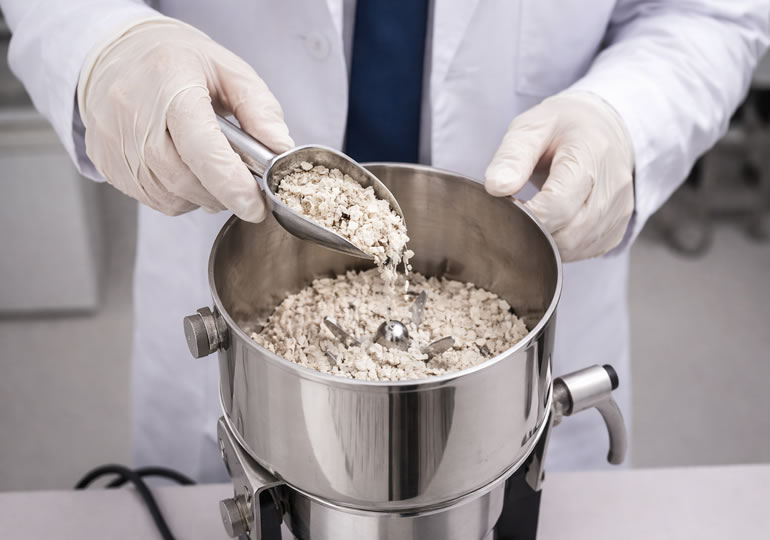 機会を使って粉骨している男性