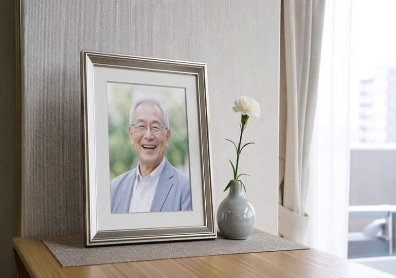 遺影の横に置かれた1本の花
