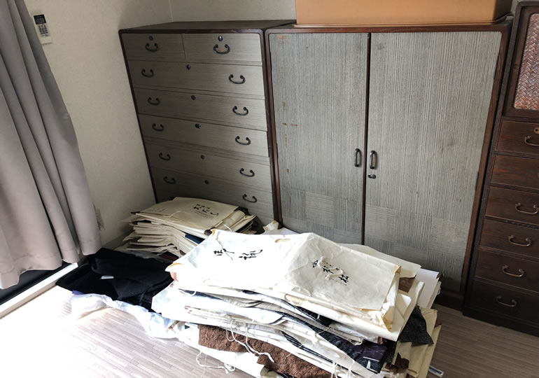 遺品整理のために重ねられた多くの着物