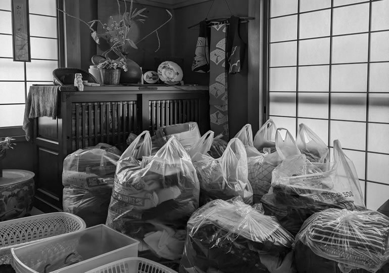 大量のゴミ袋にいれられた遺品の数々