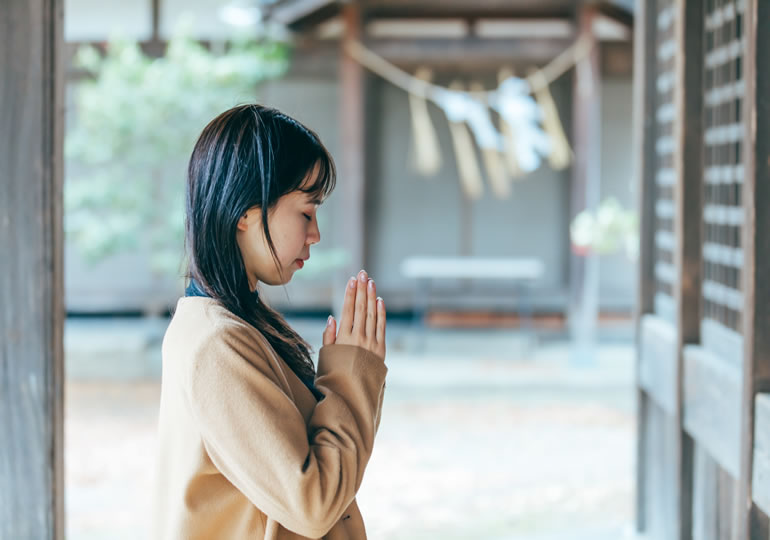 神社を参拝する女性