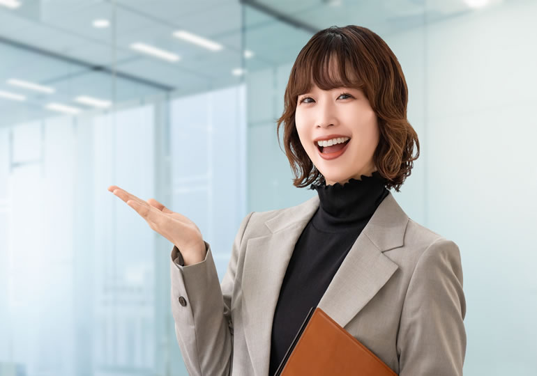 終活の案内をする笑顔のビジネスウーマン