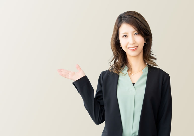 スーツ姿で散骨に必要な書類や散骨優良業者を案内する女性