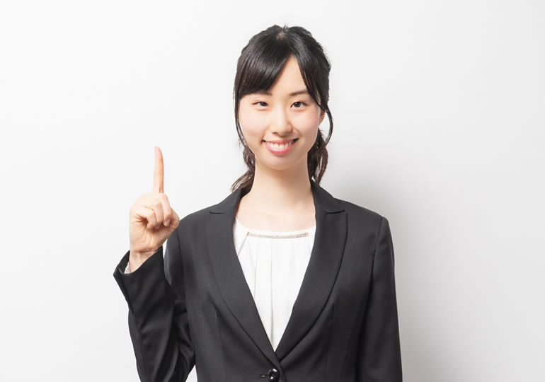 永代供養の解約問題の解決策を提案する女性