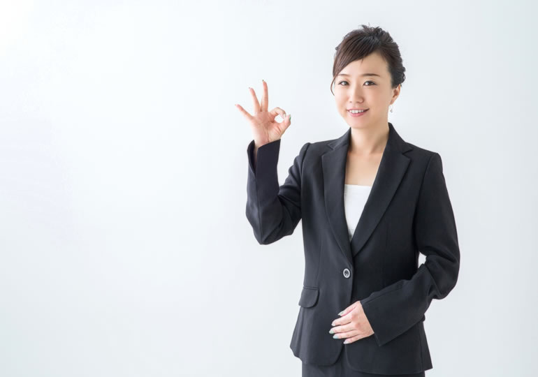 オッケーサインを出す女性