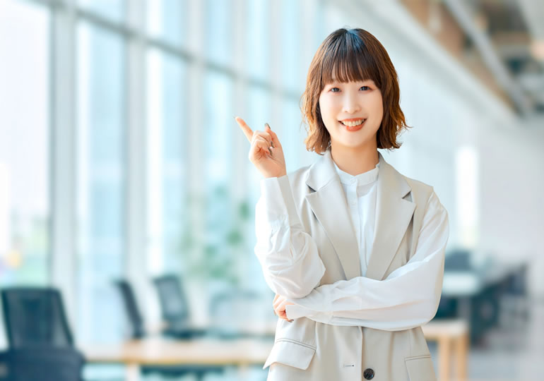 粉骨のまとめを説明する女性