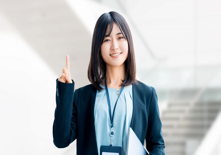 ビル型納骨堂を案内する女性