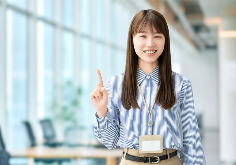 供養方法をサポートする女性