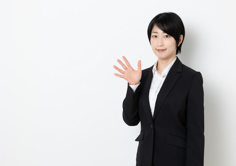 安心できる散骨業者を説明する女性