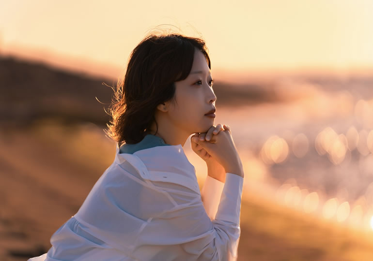 散骨した海を見つめる女性