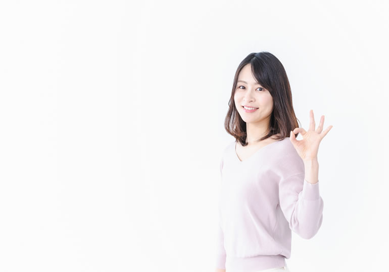 散骨で後悔しない方法を解説する女性