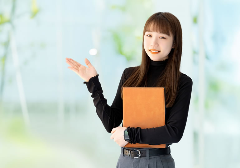 海洋散骨を説明する女性
