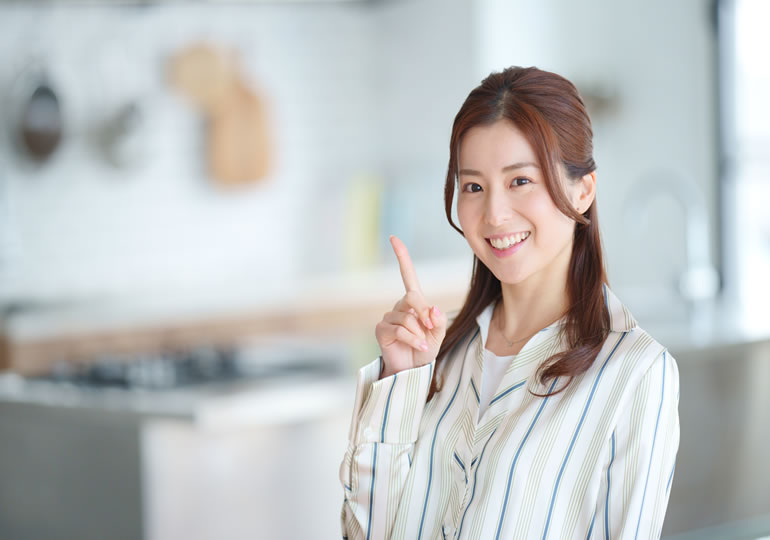 合祀墓の案内をする女性