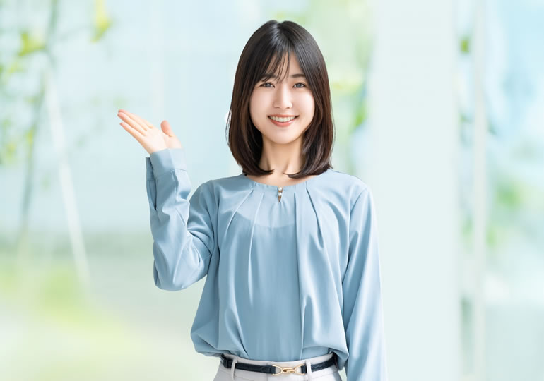 供養の選択肢を説明する女性