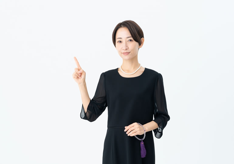 葬式の見積もりを進める女性