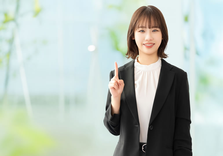 海洋散骨について説明する女性
