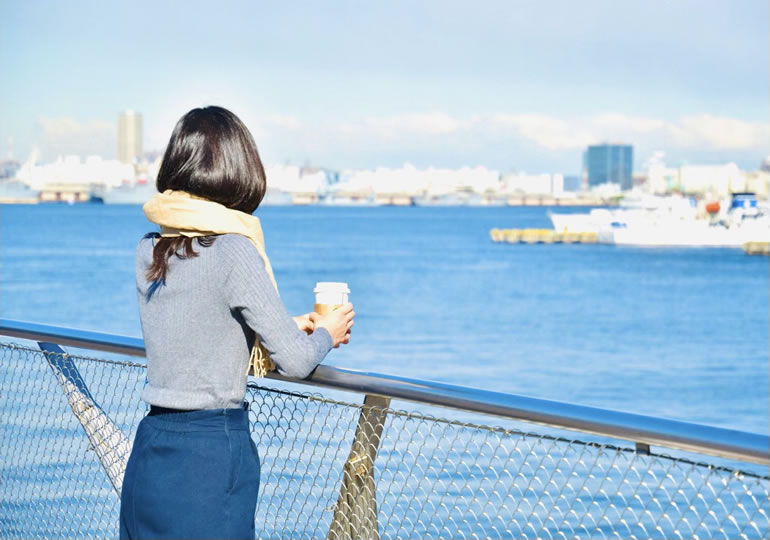 散骨した海を見つめる女性