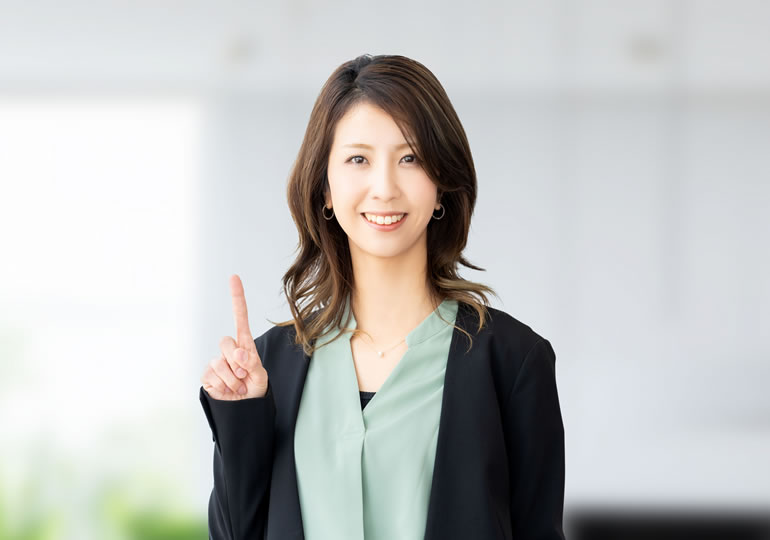 供養について説明する女性