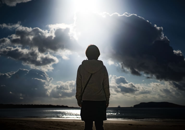 散骨した海を見つめる女性