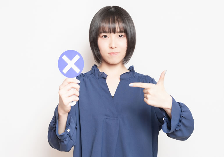 火葬場新設を反対する若い女性