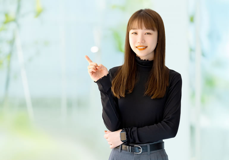 火葬の準備を説明する女性
