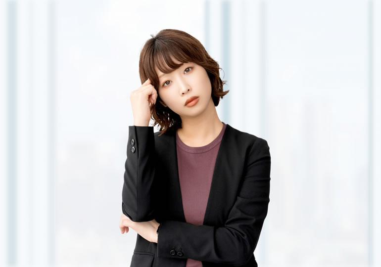 お骨拾いの違いに悩む女性