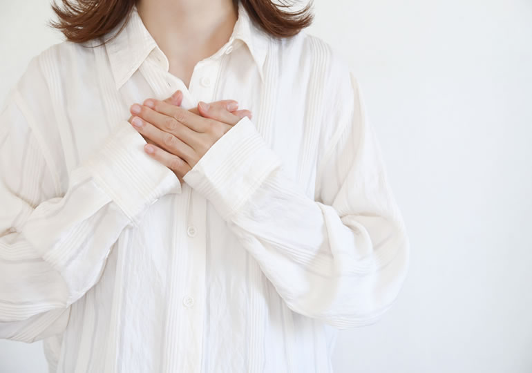 胸を撫でおろす女性