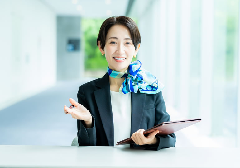 供養方法を案内する女性