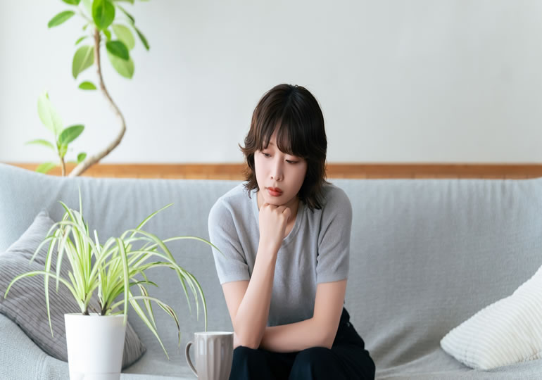 墓を継ぐことに悩む女性