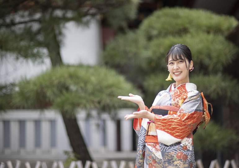 着物で日本人の宗教観を説明する女性