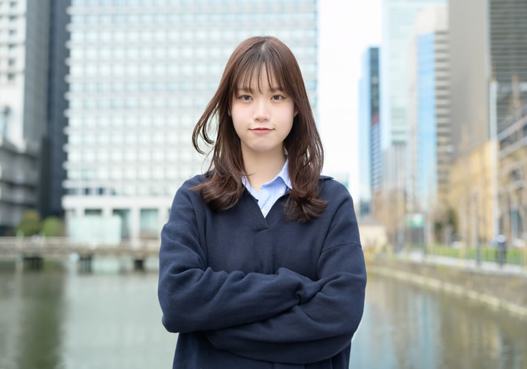 腕組みをするz世代の女子高生