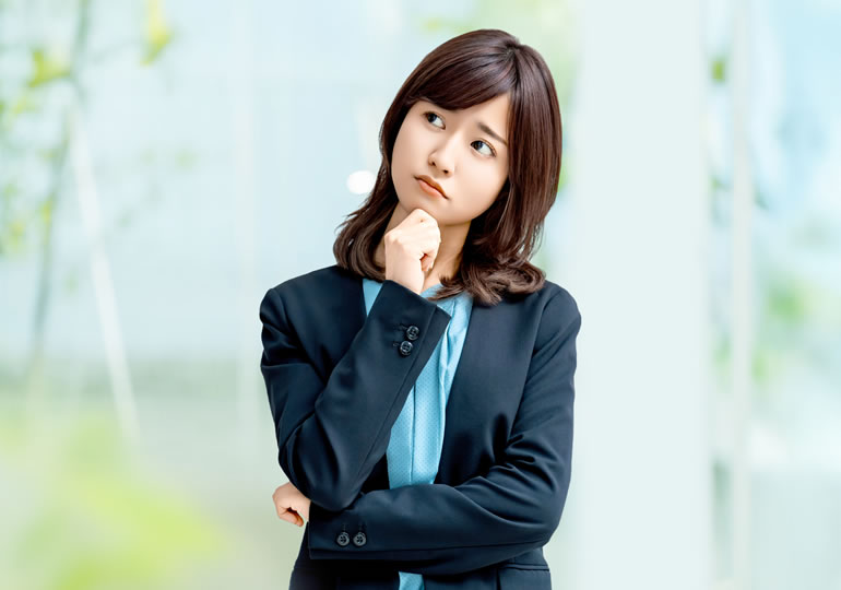 ビル型納骨堂で安心できるか悩んでいる女性