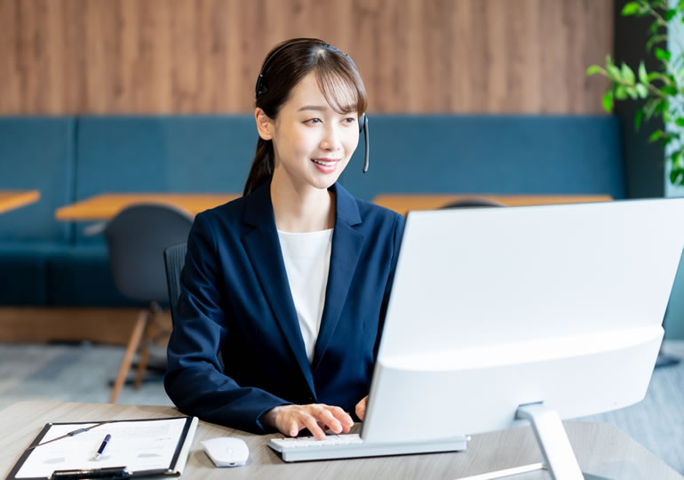 海洋散骨業者の電話オペレーターの女性スタッフ