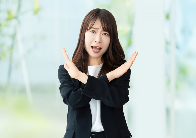 失敗しない海洋散骨業者の選び方を解説する女性