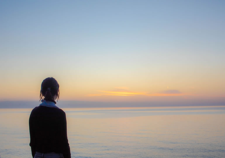 海洋散骨した海を見つめる女性