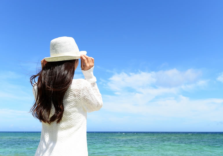 散骨した海を見つめる女性