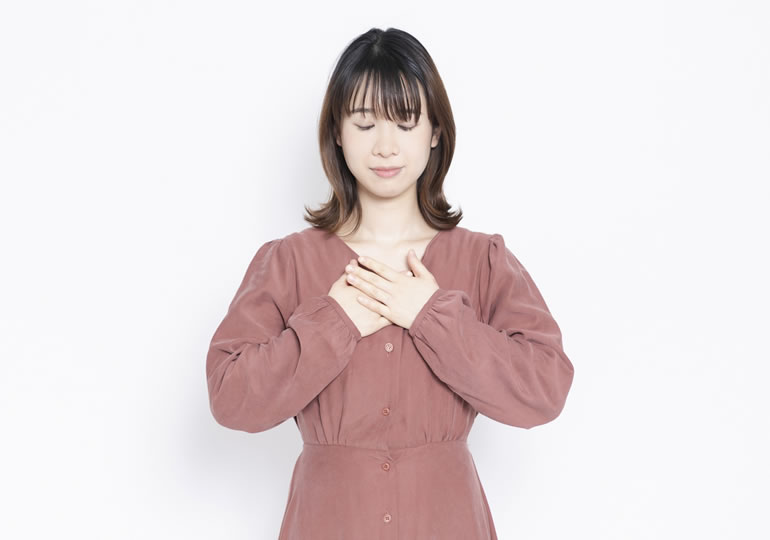 安心できる供養を考える女性