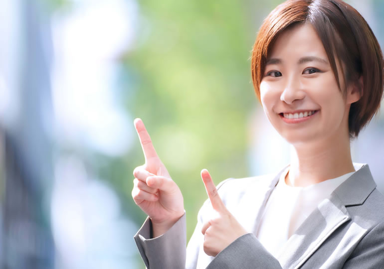 笑顔で散骨を提案する女性