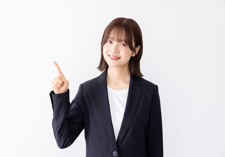 散骨のご秋を説明する海洋散骨オフィス一凛の女性スタッフ