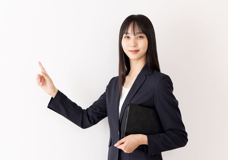 信頼できる終活を提案する女性スタッフ