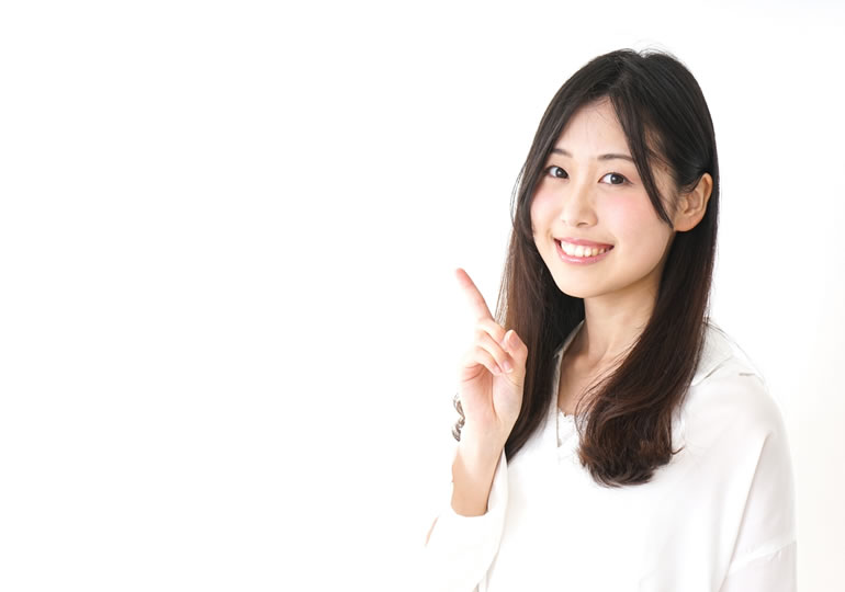 散骨後の供養方法を提案する女性