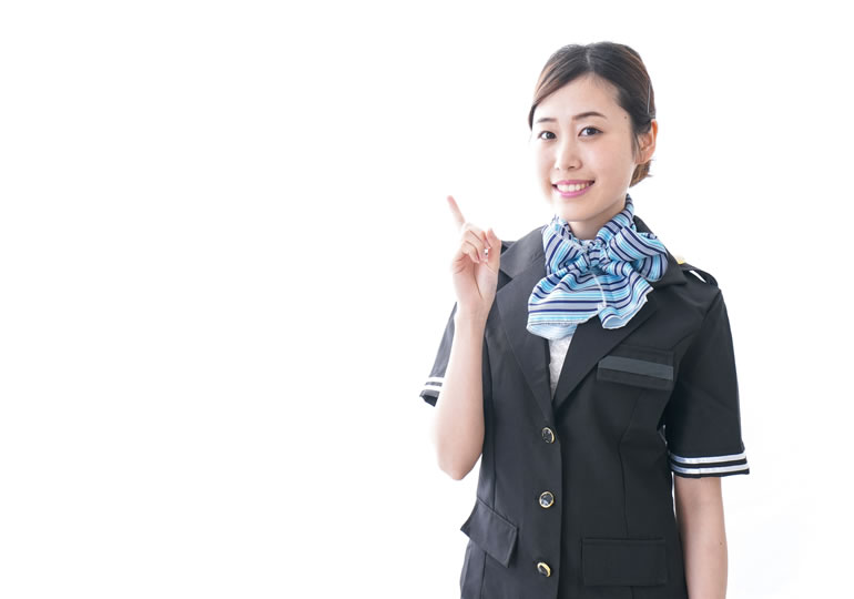 海外への遺骨の持ち出しについて説明するキャビンアテンダント