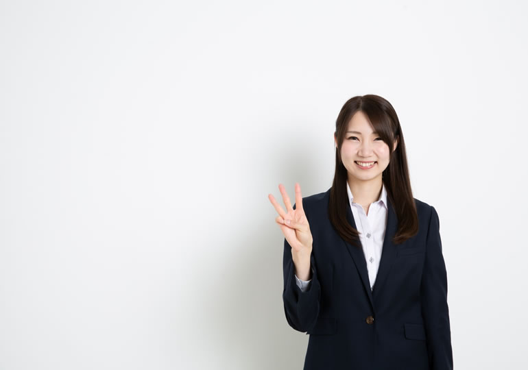 海洋散骨の3種類を解説する女性