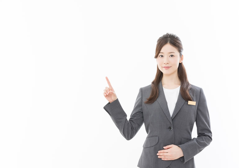 遺骨の放置しない方法を提案する女性