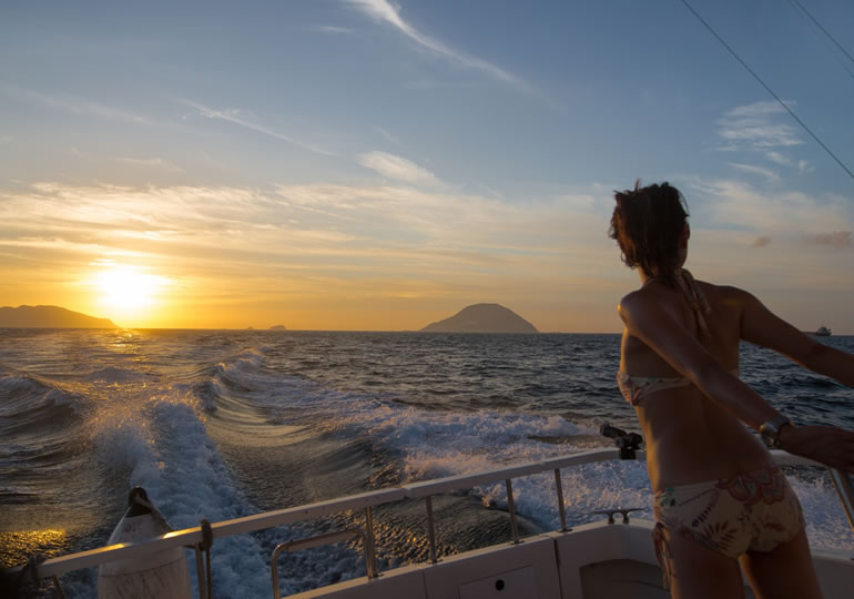 散骨した海に沈む夕日を眺めながら港に変えるクルーザー